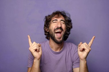 Genç yetişkin, etkileyici, sakallı adam.