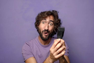 Jileti olan sakallı genç bir adam.