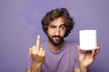 Genç, sakallı, manuct şişesi.