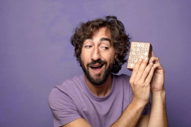 Genç, sakallı, gizemli kutulu bir adam.