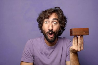 Genç, sakallı, gizemli kutulu bir adam.