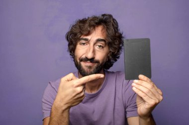 Genç, sakallı, cüzdanı olan bir adam.