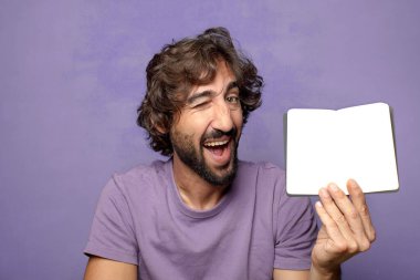 Genç, sakallı, cüzdanı olan bir adam.