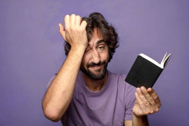 Genç, sakallı, cüzdanı olan bir adam.