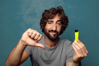 Genç, sakallı ve çakmaklı bir adam.