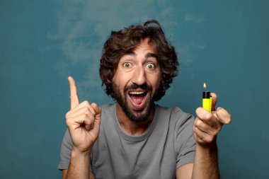 Genç, sakallı ve çakmaklı bir adam.