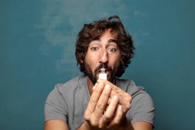 Harika bir hafızası olan genç, sakallı bir adam.