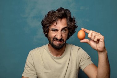 Genç yetişkin sakallı adam yumurtası konsepti
