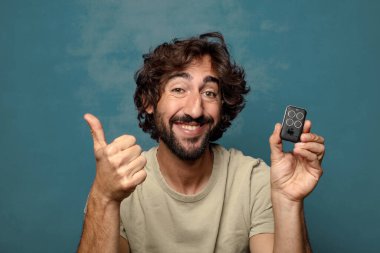 Garaj kumandalı sakallı genç bir adam.