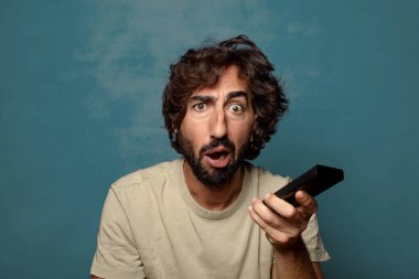 Uzaktan kumandalı sakallı genç bir adam.