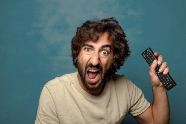 Uzaktan kumandalı sakallı genç bir adam.