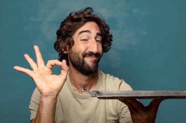 Gümüş tepsisi olan genç, sakallı bir adam.