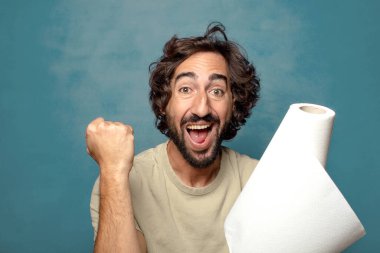 Genç, sakallı, kağıt havlu sarılı bir adam.