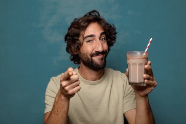 Çikolatalı milkshake 'li genç, sakallı adam.