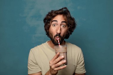 Çikolatalı milkshake 'li genç, sakallı adam.