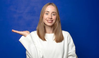 Gülümseyen, kendinden emin, başarılı ve mutlu hisseden, fotokopi alanında konsept veya fikir gösteren