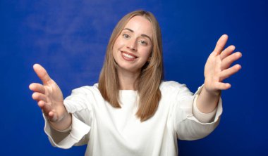 Gülümseyerek sıcak, dostça, sevgi dolu kucaklaşmayla mutlu ve sevimli hissederek.