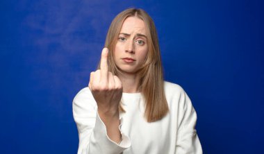 Sinirli, sinirli, isyankar ve agresif hissediyorum. Orta parmağımı şıklatıp karşılık veriyorum.