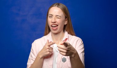 Mutlu, havalı, tatmin olmuş, rahat ve başarılı olmak, kamerayı işaret etmek, seni seçmek.