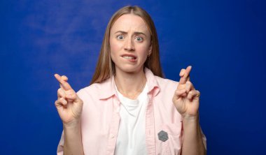 Tedirgin bir şekilde şans dilemek ve endişeli bir bakışla iyi şanslar dilemek.