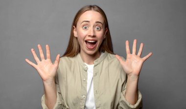 Mutlu ve heyecanlı görünüyordun. Beklenmedik bir sürprizle şoke olmuştun. İki elin de yüzü açıktı.