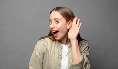 Mutlu görünmek, dinlemek, gizli bir konuşma ya da dedikodu duymak, kulak misafiri olmak.