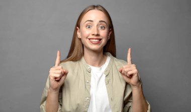 Şaşırmış ve şaşırmış bir bakışla yukarıyı gösteren açık ağızlı bir duygu.