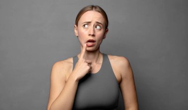 Şaşırmış, gergin, endişeli ya da korkmuş bir şekilde fotokopi alanına bakıyor. fitness konsepti