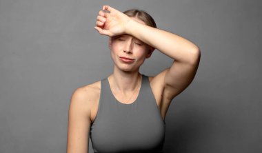 Stresli, yorgun ve hayal kırıklığına uğramış, alnından ter damlayan, umutsuz ve bitkin hisseden. fitness konsepti