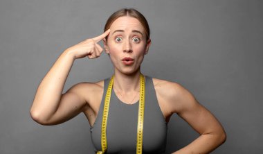 Şaşırmış, ağzı açık, şok olmuş, yeni bir düşünce, fikir ya da konseptin farkına varıyor. fitness konsepti