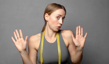 Kadın gergin, endişeli ve endişeli görünüyor, benim hatam olmadığını ya da yapmadığımı söylüyor. fitness konsepti