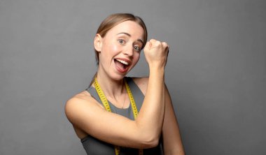 Mutlu, pozitif ve başarılı hissetmek, bir meydan okumayla karşılaştığında motive olmak ya da iyi sonuçları kutlamak. fitness konsepti