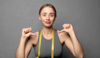 Gururlu, kibirli ve kendinden emin, tatmin olmuş ve başarılı görünüyor, kendini işaret ediyor. fitness konsepti