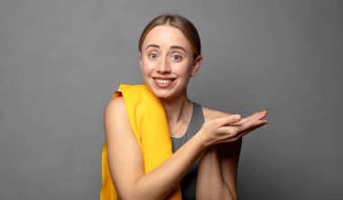 Gülümseyen, kendinden emin, başarılı ve mutlu hisseden, fotokopi alanında fikir ve konsepti gösteren. fitness konsepti