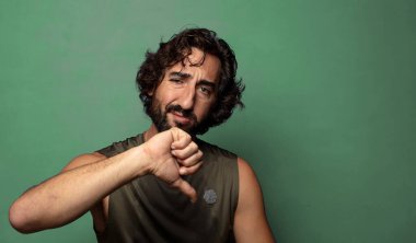 Genç, sakallı bir adam. fitness konsepti