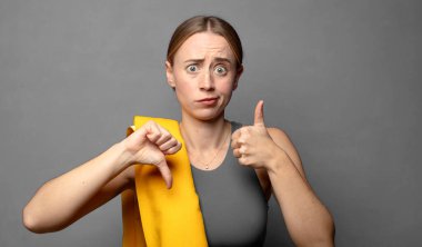 Kafası karışmış, bilgisiz ve kararsız hissediyorum, iyi ve kötü seçenekleri farklı seçeneklerle tartıyorum. fitness konsepti