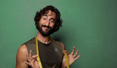 Genç, sakallı bir adam. fitness ve diyet konsepti