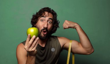 Genç, sakallı bir adam. fitness ve diyet konsepti