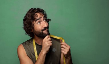 Genç, sakallı bir adam. fitness ve diyet konsepti