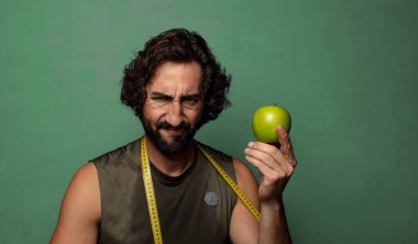 Genç, sakallı bir adam. fitness ve diyet konsepti