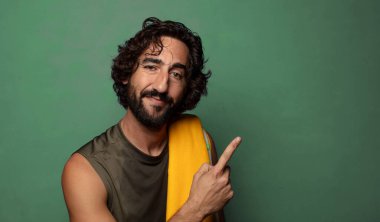 Havlusu olan genç, sakallı bir adam. fitness konsepti