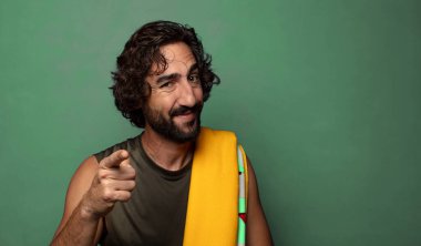 Havlusu olan genç, sakallı bir adam. fitness konsepti