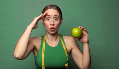 Genç, sarışın bir kadın. fitness konsepti