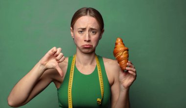 Genç, sarışın bir kadın. fitness konsepti