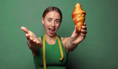 Genç, sarışın bir kadın. fitness konsepti