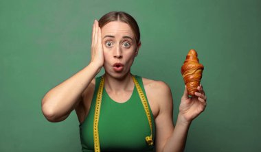 Genç, sarışın bir kadın. fitness konsepti