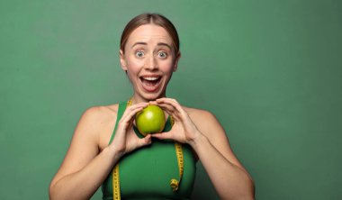 Genç, sarışın bir kadın. fitness konsepti