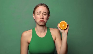 Genç, sarışın bir kadın. fitness konsepti