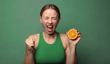 Genç, sarışın bir kadın. fitness konsepti