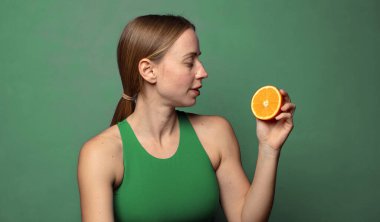 Genç, sarışın bir kadın. fitness konsepti